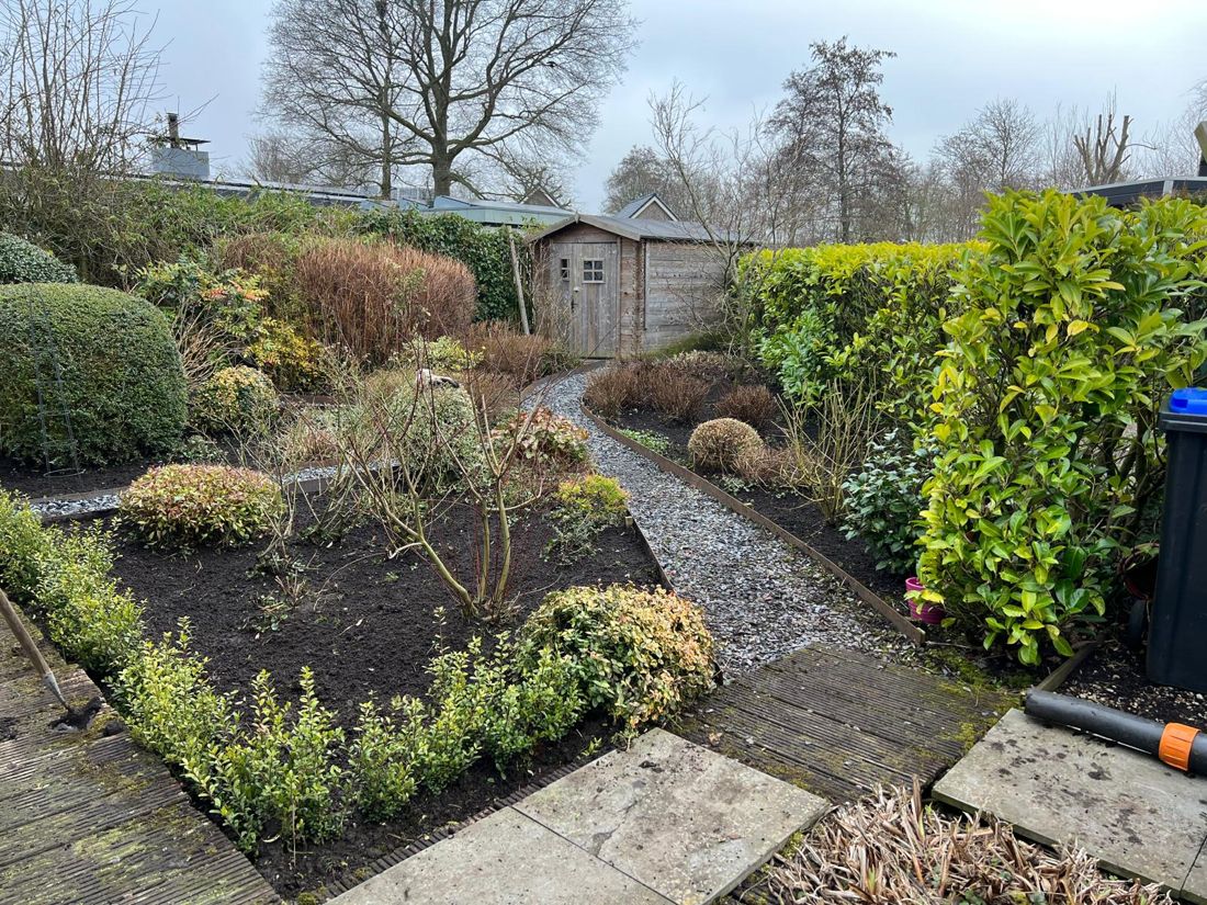 Verzorgde border met grindpad