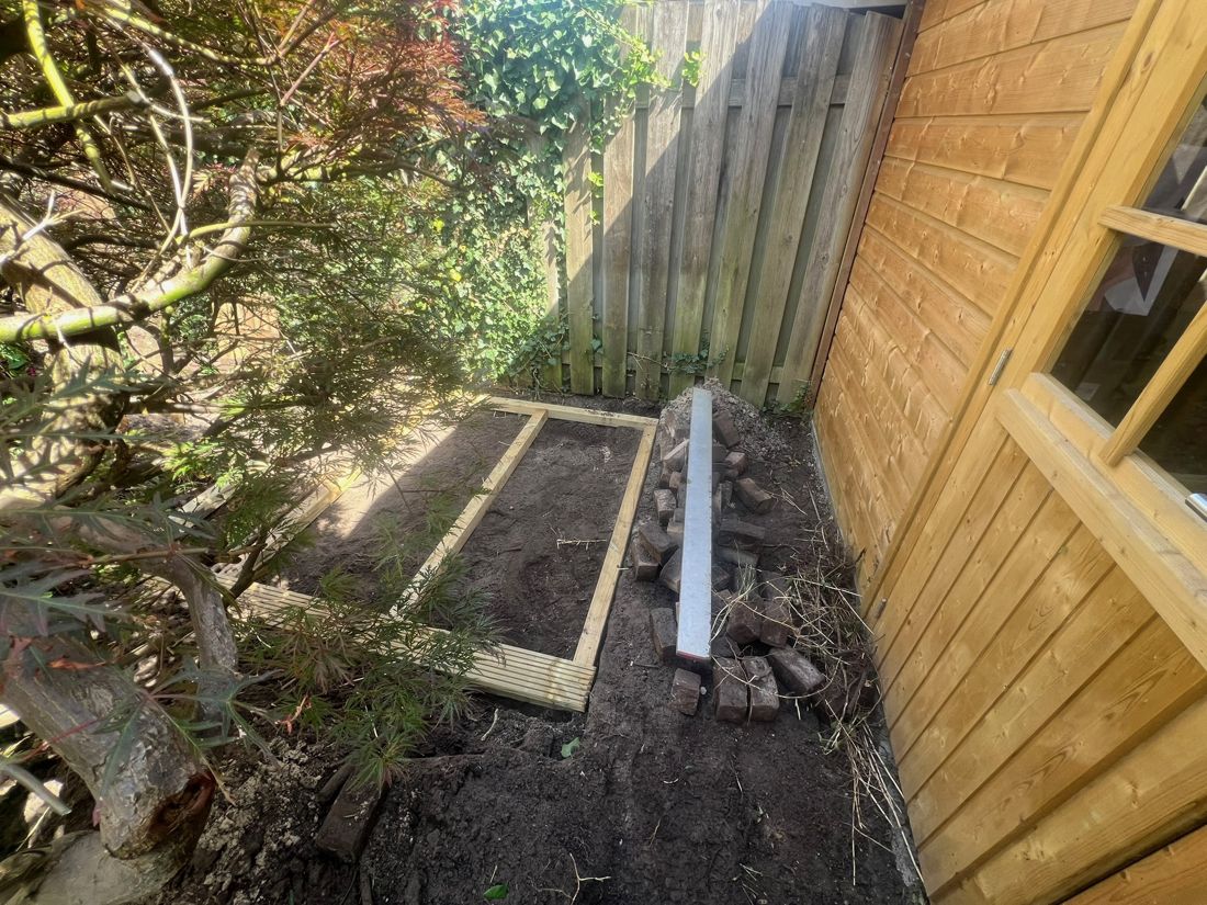 Frame voor een vlonder in de achtertuin, oude klinkers eruit