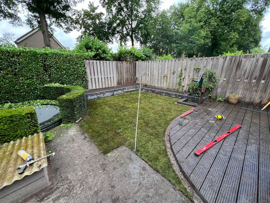 Nieuw gazon met verhoogde plantenbakken