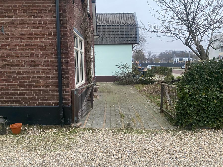 Open oprit naast het huis, zonder afscheiding