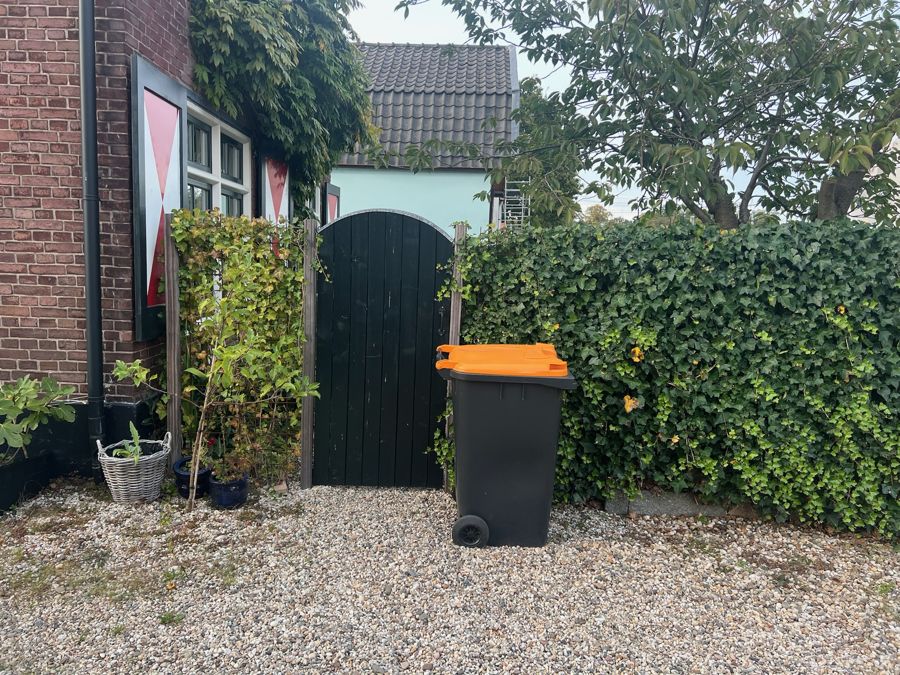 Dezelfde poort maanden later, helemaal dichtgegroeid met klimop